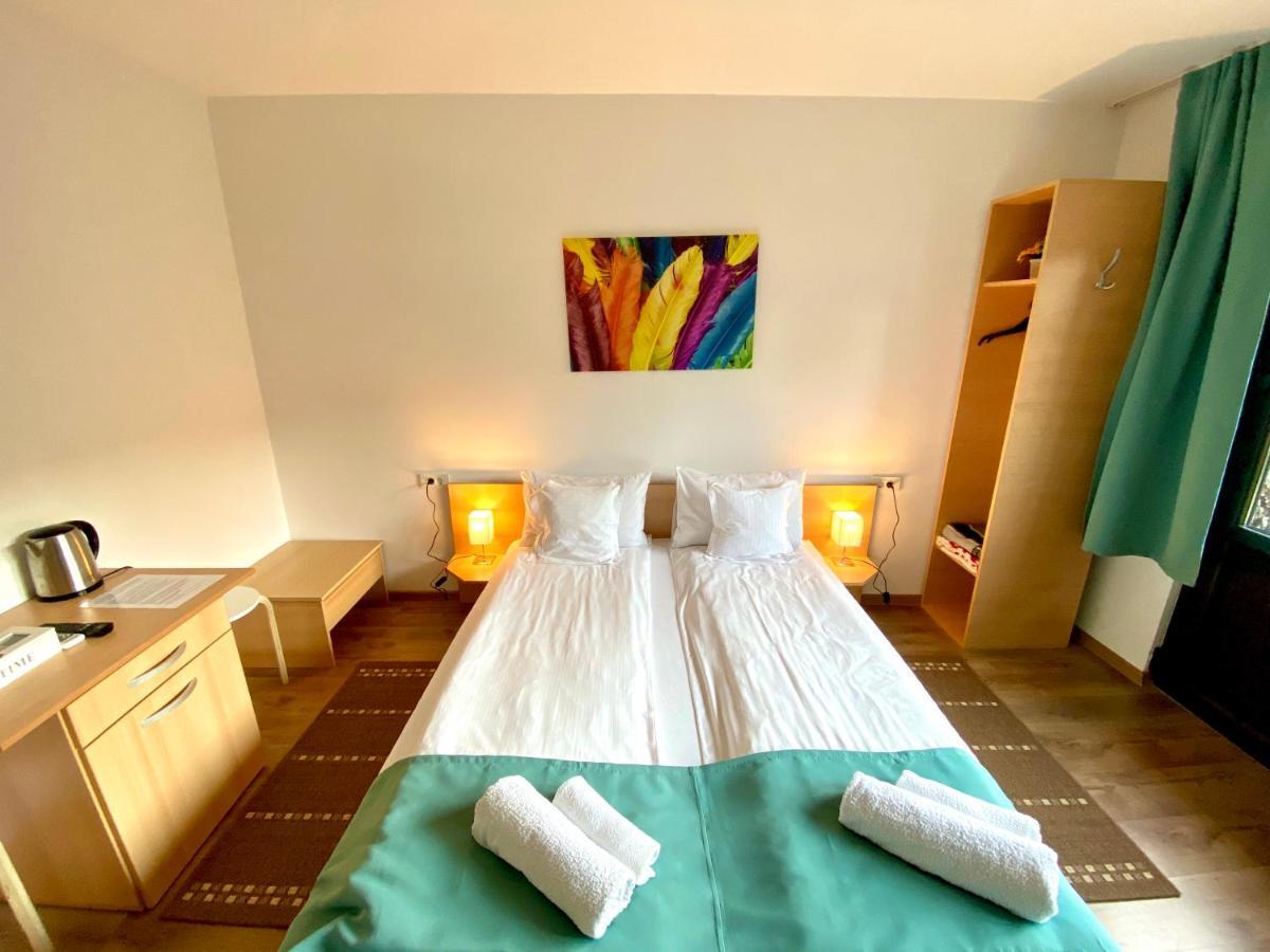 Cristi'S Rooms - Pensiune Oradea Εξωτερικό φωτογραφία